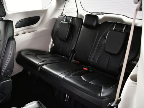 Used 2024 Chrysler Pacifica Touring-L image 47