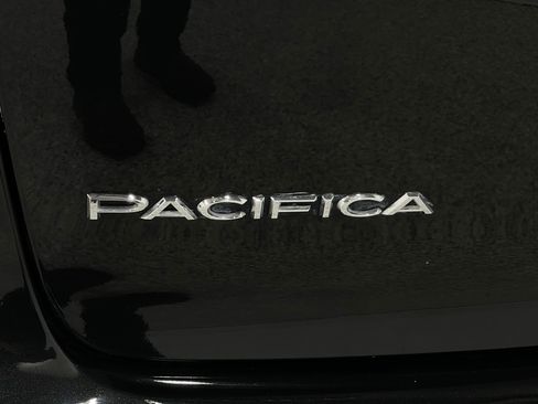 Used 2019 Chrysler Pacifica Limited FWD image 38