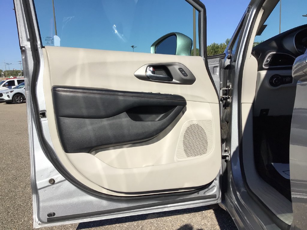 Used 2020 Chrysler Pacifica Touring-L FWD image 11
