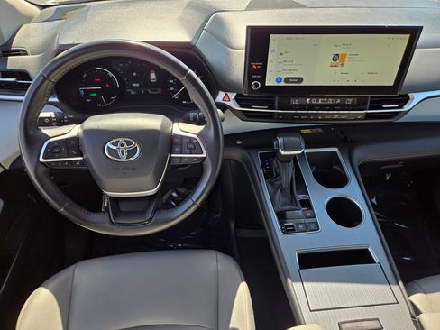 Used 2025 Toyota Sienna XLE FWD image 14