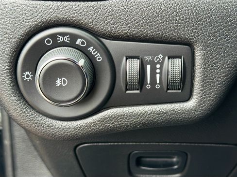 Used 2019 Jeep Cherokee Trailhawk w/ Cold Weather Group AWD/4WD image 33