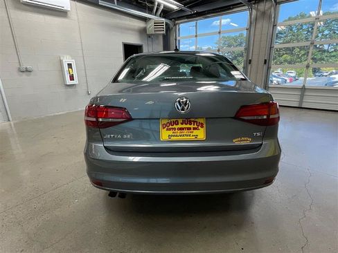 Used 2017 Volkswagen Jetta SE FWD image 4