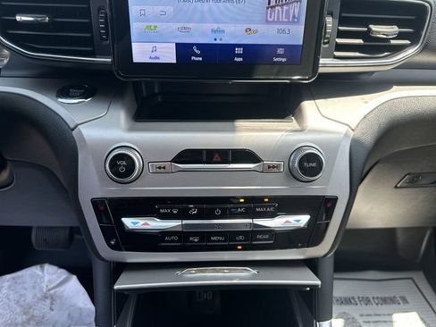 Used 2022 Ford Explorer XLT w/ Equipment Group 202A AWD/4WD image 18