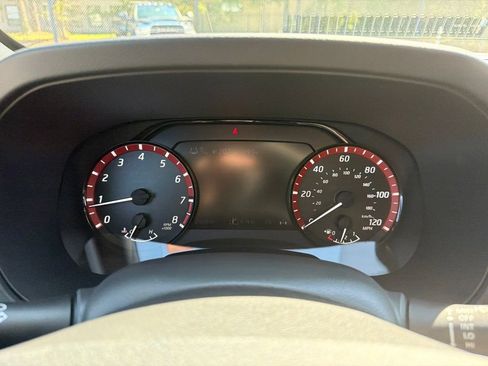 Used 2025 Nissan Frontier PRO-4X AWD/4WD image 9