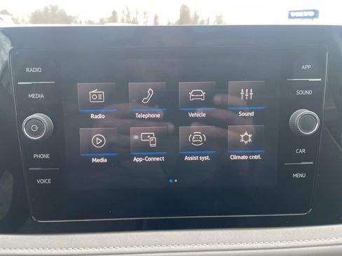 Certified 2025 Volkswagen Taos SE w/ Panoramic Sunroof Package image 15