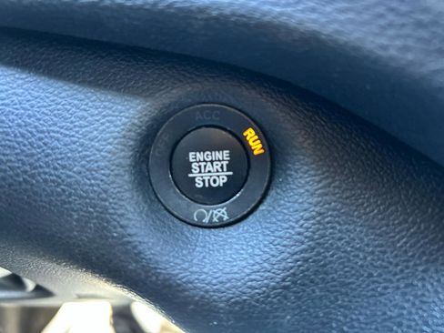 Used 2019 Jeep Cherokee Trailhawk w/ Cold Weather Group image 16