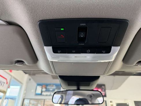 Used 2025 Nissan Sentra SR w/ SR Premium Package image 19