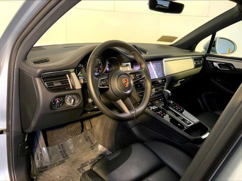 Certified 2023 Porsche Macan AWD/4WD image 4