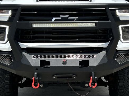 Used 2024 Chevrolet Silverado 2500 LT AWD/4WD image 9