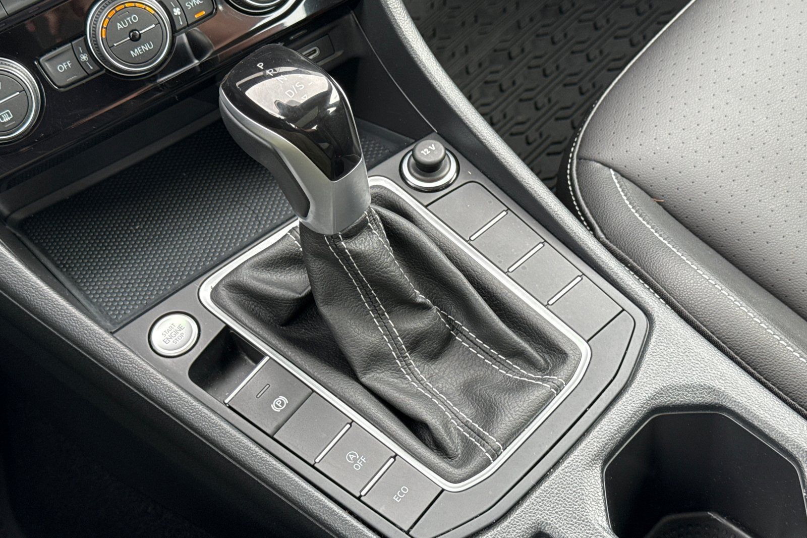 Used 2024 Volkswagen Jetta SE w/ Panoramic Sunroof Package FWD image 21