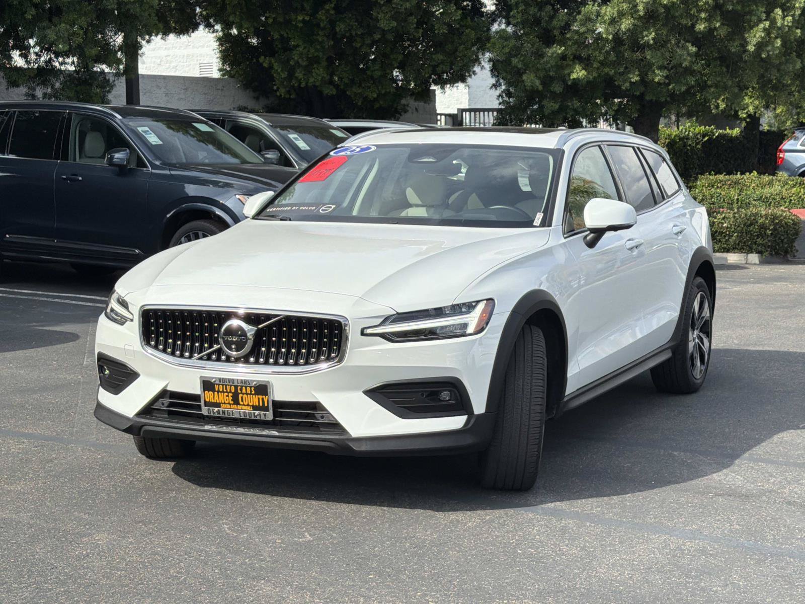 Certified 2025 Volvo V60 B5 Cross Country Plus AWD/4WD image 3