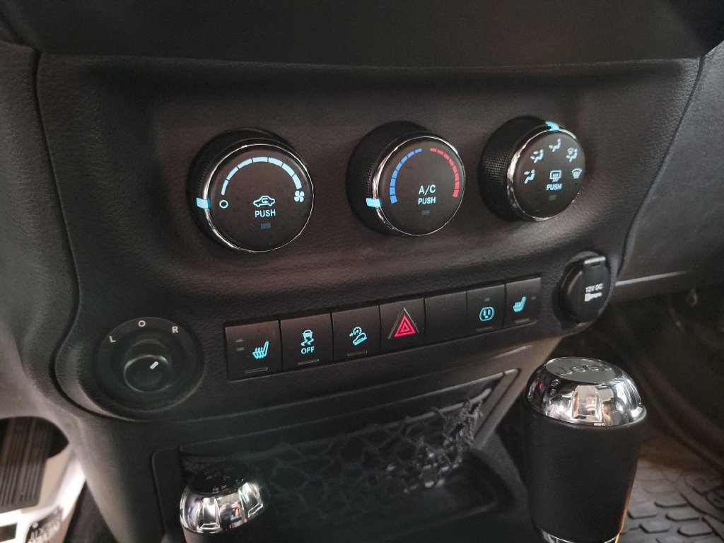 Used 2017 Jeep Wrangler Unlimited Rubicon w/ Cold Weather Group AWD/4WD image 19