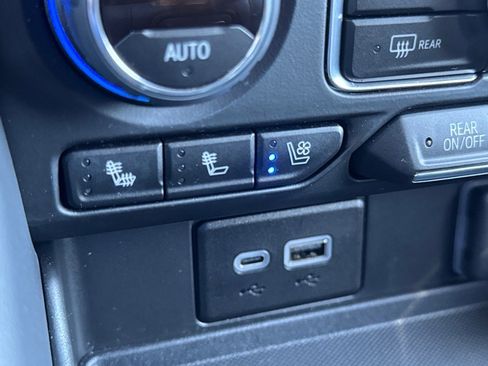 Used 2023 Chevrolet Suburban High Country image 9