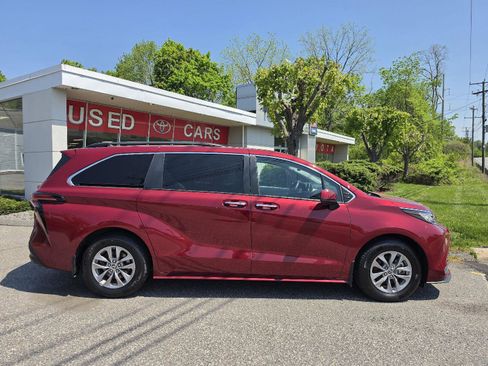 Used 2022 Toyota Sienna XLE FWD image 2