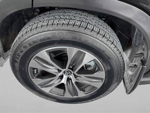 Used 2024 Toyota Highlander XLE image 9