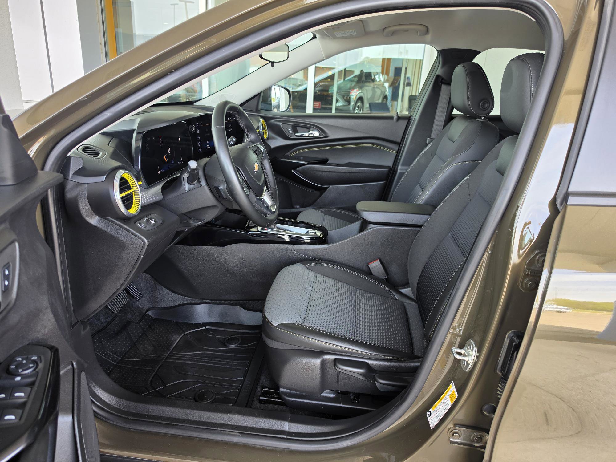 Used 2024 Chevrolet Trax LT w/ Driver Confidence Package FWD image 4