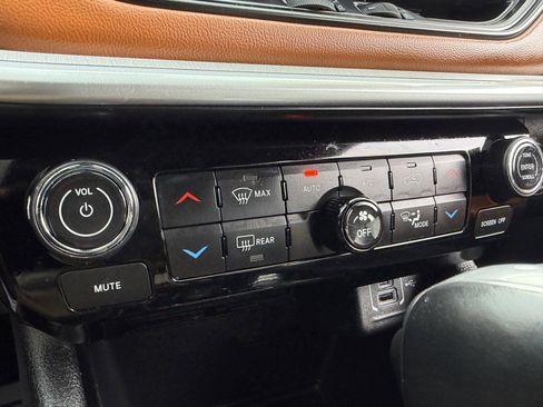 Used 2025 Jeep Compass Limited image 39