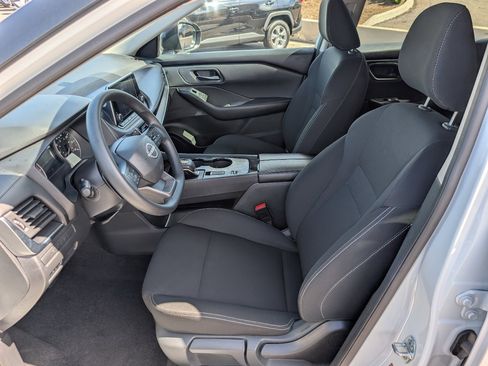 Used 2025 Nissan Rogue S FWD image 2