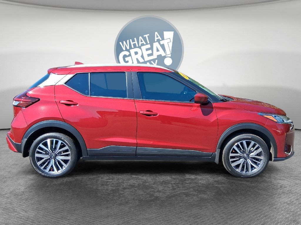 Used 2022 Nissan Kicks SV FWD image 2
