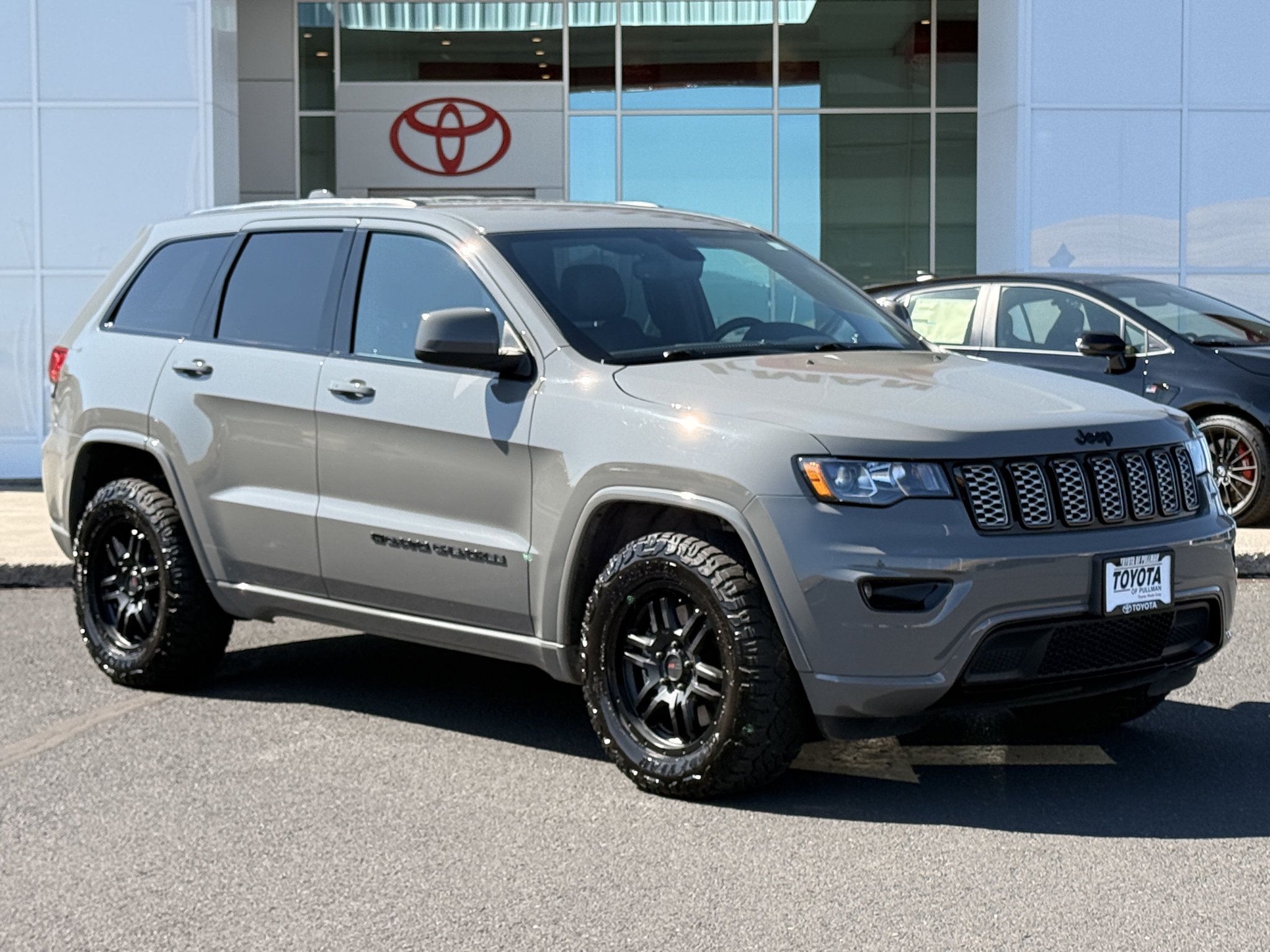 Used 2022 Jeep Grand Cherokee Laredo X RWD image 1