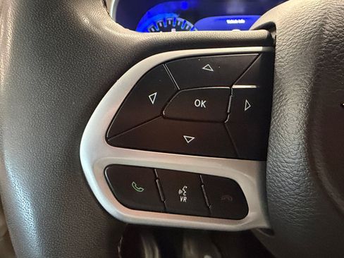 Used 2024 Chrysler Pacifica Touring-L FWD image 43