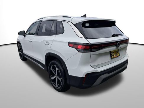 Used 2025 Volkswagen Tiguan SE image 3