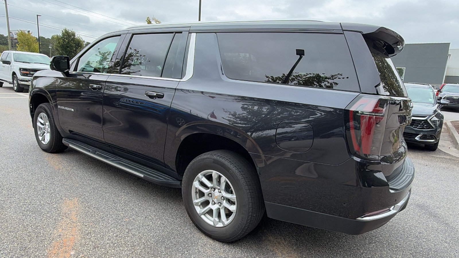 Used 2025 Chevrolet Suburban LT RWD image 10