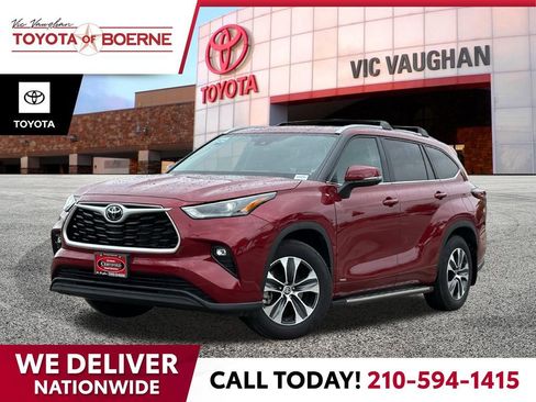 Certified 2025 Toyota Highlander XLE AWD/4WD image 1