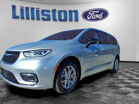 Used 2024 Chrysler Pacifica Touring-L image 3