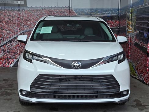 Used 2026 Toyota Sienna XLE FWD image 3