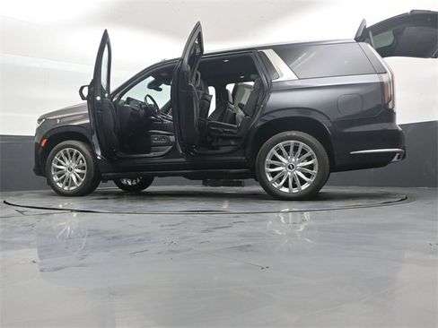 Used 2022 Cadillac Escalade Premium Luxury image 55