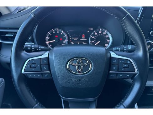 Used 2023 Toyota Highlander LE image 26