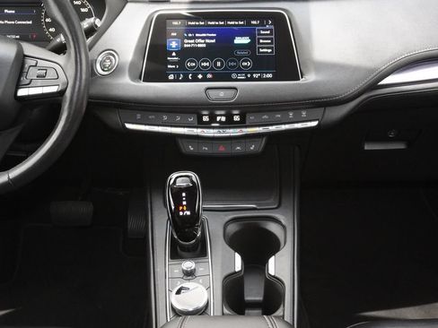 Used 2023 Cadillac XT4 Luxury w/ Cold Weather Package FWD image 15
