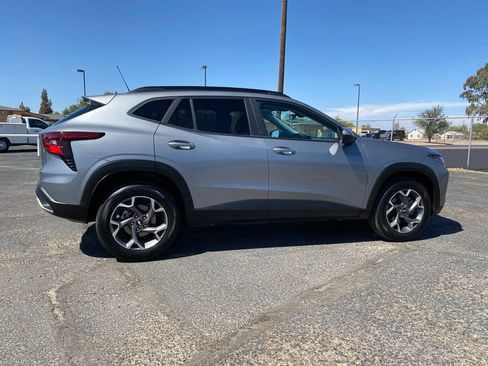 Used 2025 Chevrolet Trax LT FWD image 5