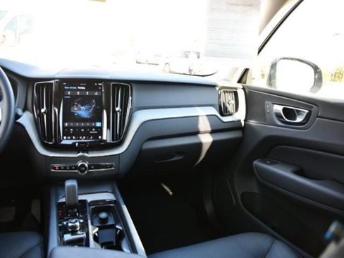 Used 2025 Volvo XC60 B5 Plus image 17