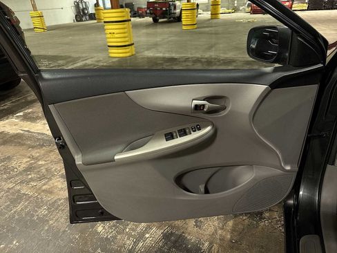Used 2011 Toyota Corolla LE image 27