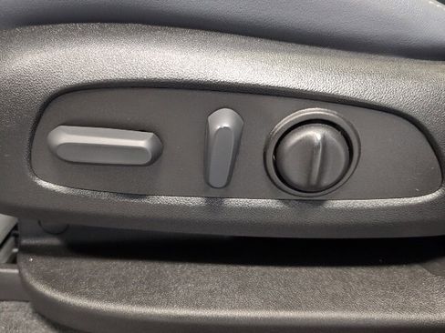 Used 2023 Buick Enclave Essence image 13