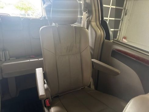 Used 2015 Chrysler Town & Country Limited Platinum FWD image 17