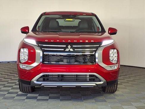 Used 2025 Mitsubishi Outlander SE image 2