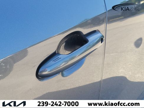 Used 2021 Toyota RAV4 XLE w/ Convenience Package FWD image 5