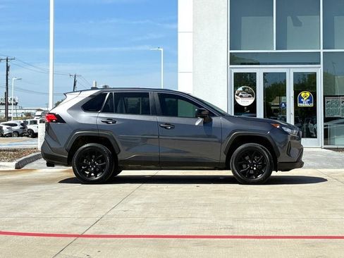 Used 2022 Toyota RAV4 LE FWD image 7