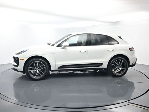 Used 2025 Porsche Macan image 2