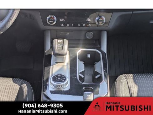 Used 2025 Mitsubishi Outlander ES image 19