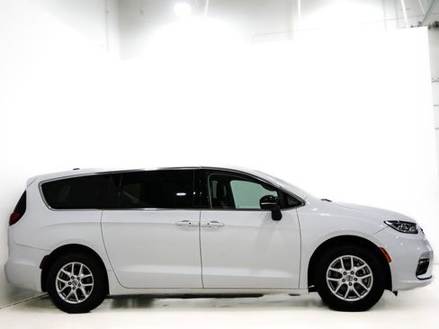 Used 2024 Chrysler Pacifica Touring-L FWD image 4