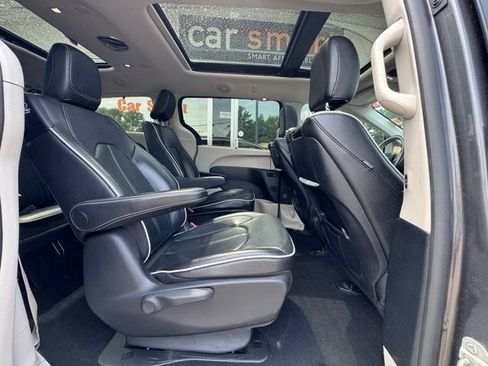Used 2021 Chrysler Pacifica Limited w/ Uconnect Theater Family Group FWD image 14