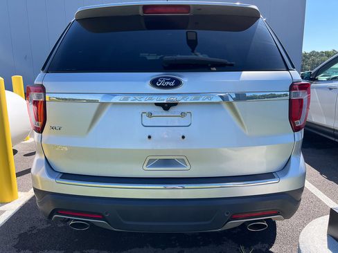 Used 2018 Ford Explorer XLT w/ Equipment Group 201A FWD image 3
