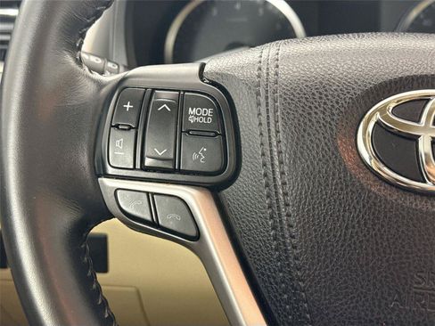 Used 2017 Toyota Highlander XLE FWD image 18