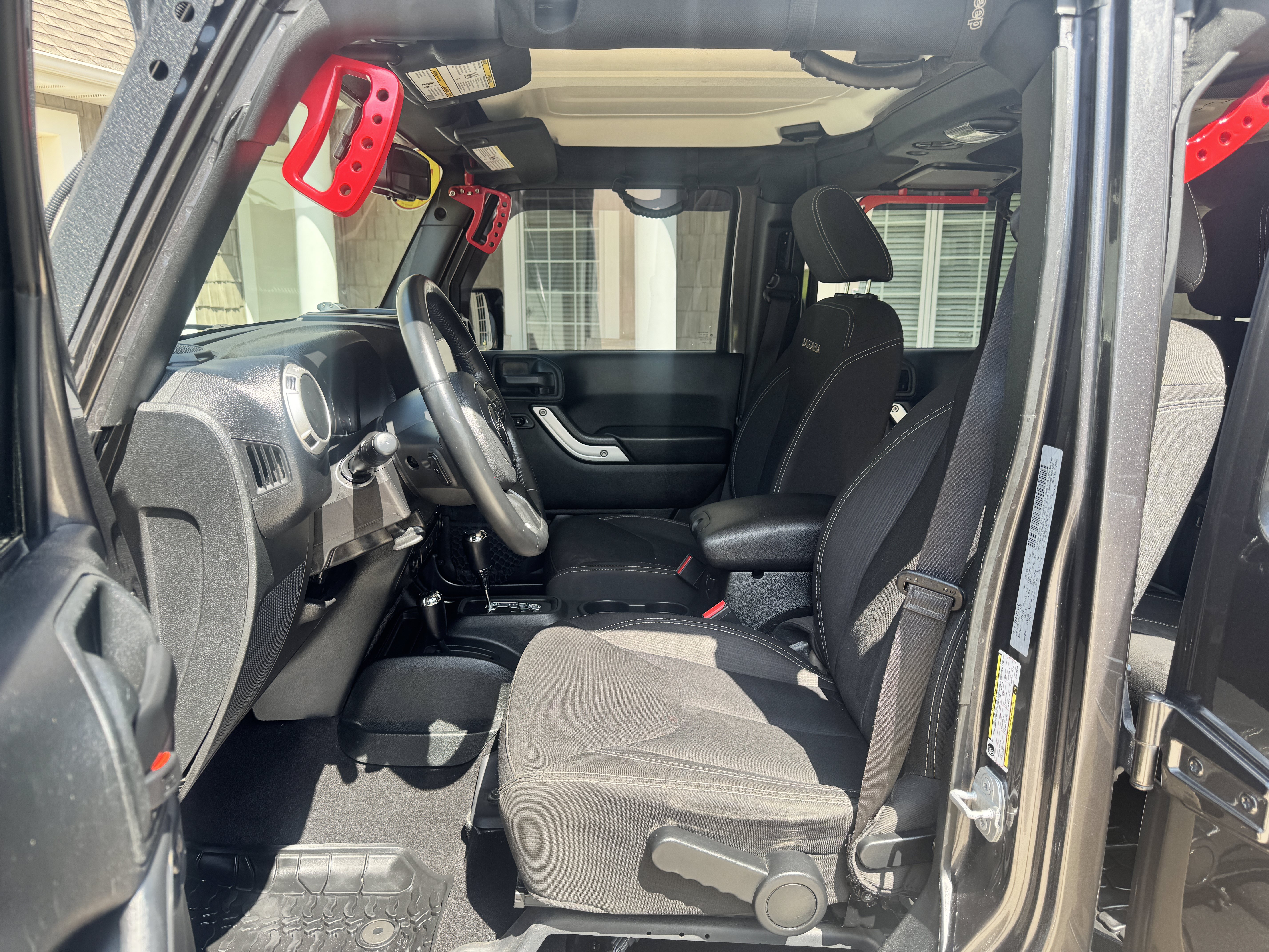 Used 2018 Jeep Wrangler Unlimited Sahara w/ Connectivity Group AWD/4WD image 13