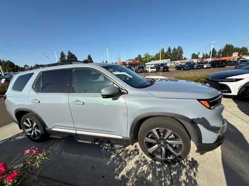 Used 2023 Honda Pilot Touring image 4
