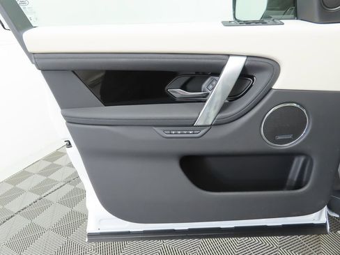 Used 2025 Land Rover Discovery Sport S image 24